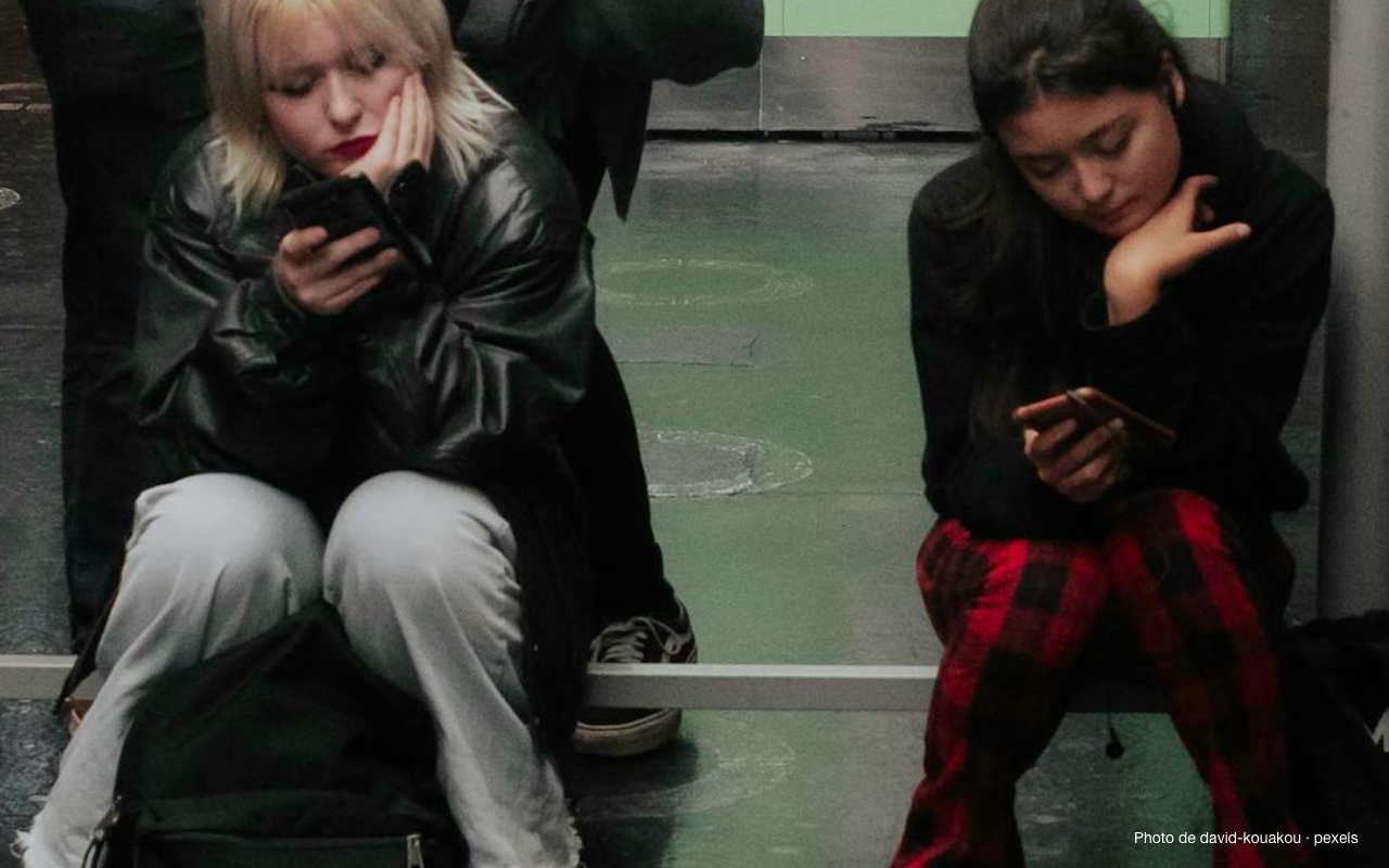 Illustration présentant un smartphone dans les mains.