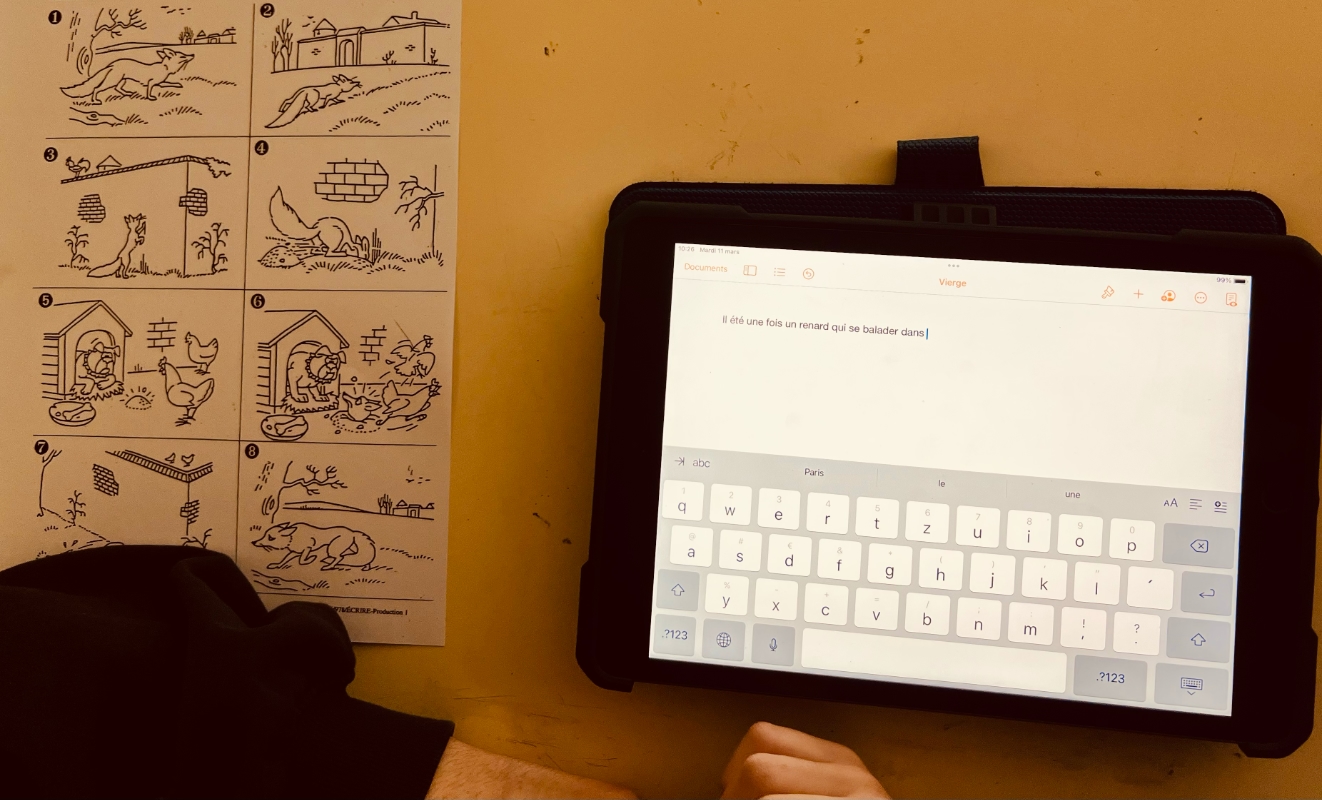 Illustration présentant un travail de rédaction sur un iPad